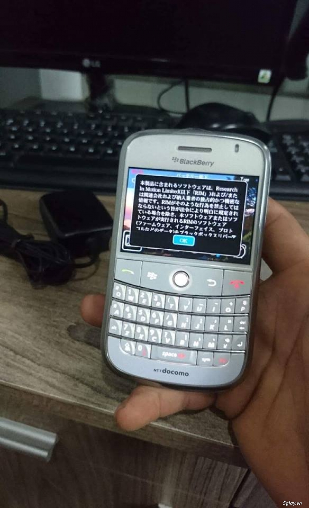 Blackberry 9000 white  Nhà mạng doccomo ( Order Nhật Bản)  Máy pin+sạc - 4