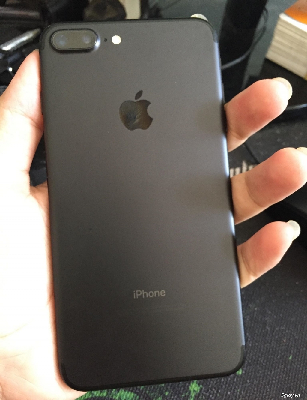 Với mức bộ nhớ 32gb quốc tế, iPhone 7 Plus đen nhám là lựa chọn hoàn hảo cho những ai đang tìm kiếm một chiếc điện thoại vừa đẹp vừa tiện dụng. Hãy xem hình ảnh để cảm nhận thêm vẻ đẹp và sự hiệu quả của chiếc điện thoại này.