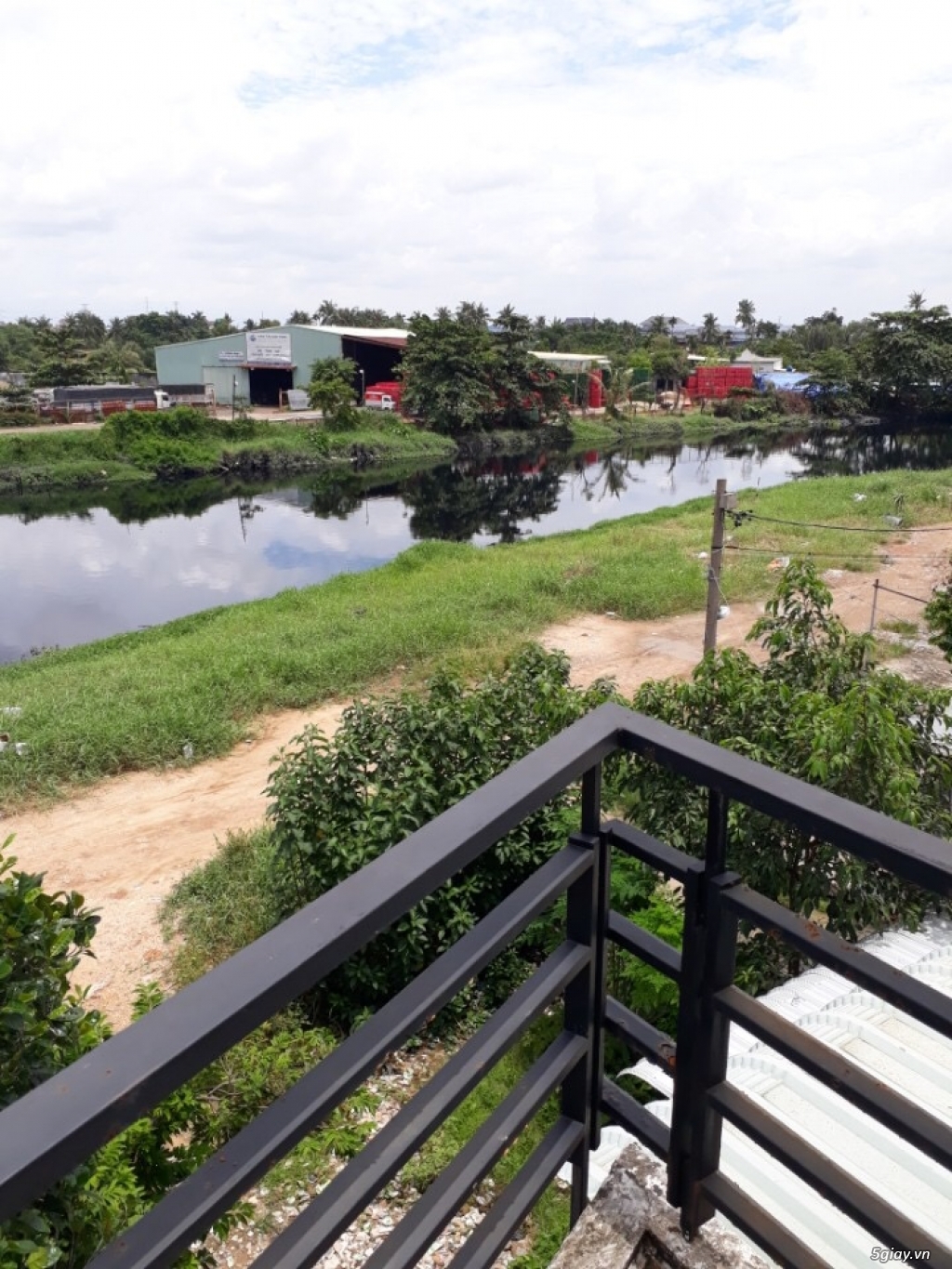 Bán nhà nhỏ mặt tiền bờ kè F.13, Q.GV - 2