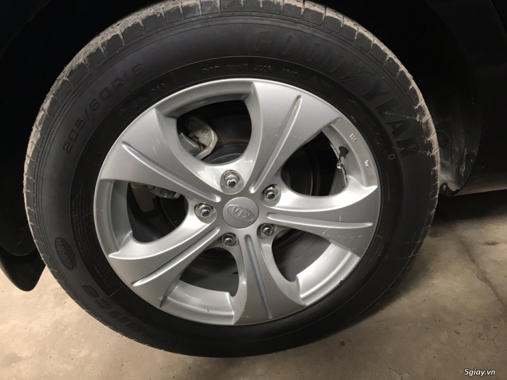 Cần bán Kia Carens 2.0 MT 2015, màu đen, 428tr còn thương lượng