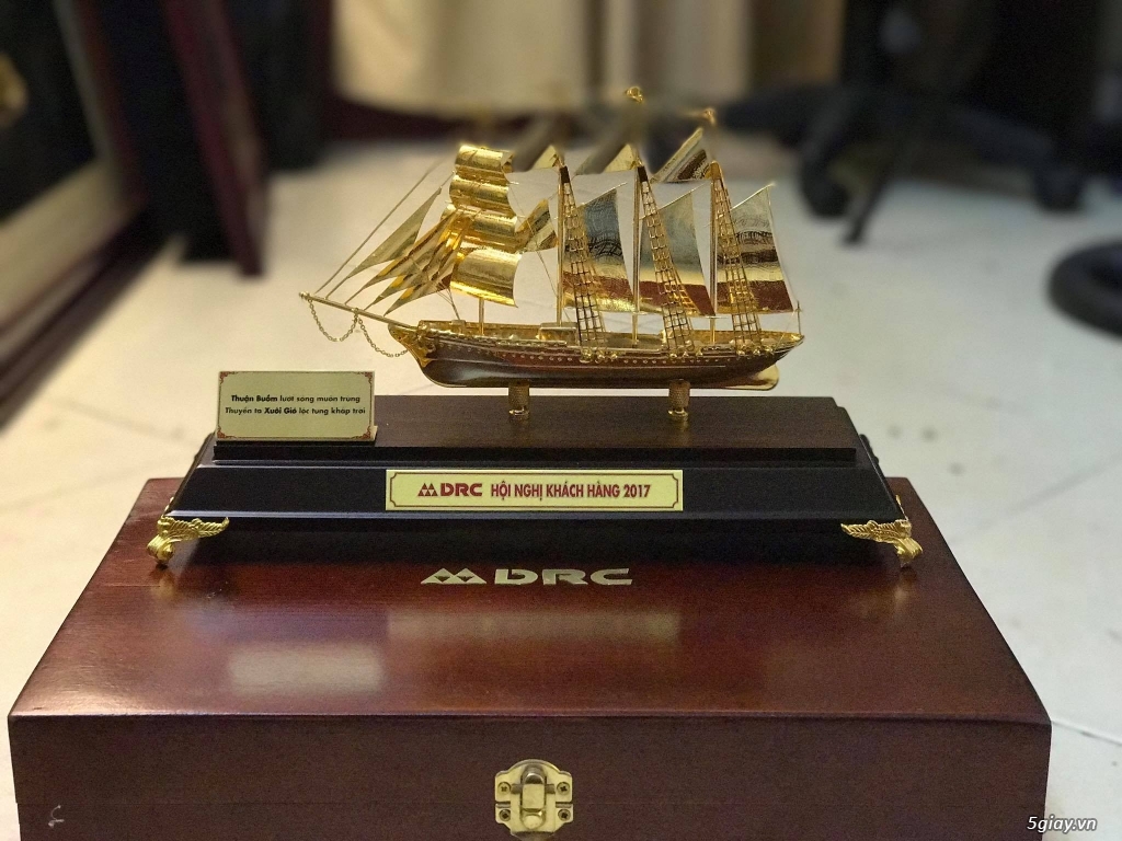 thuyền buồm đồng mạ vàng 24k làm quà tặng