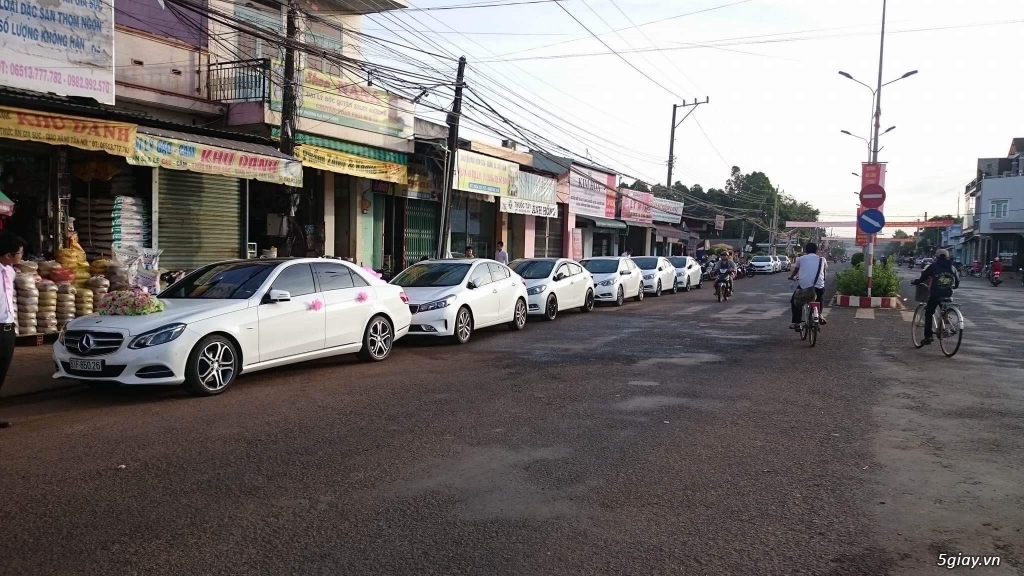 Chuyên cho thuê xe hoa, xe rước dâu Mercedes BMW Audi Camry giá tốt - 10