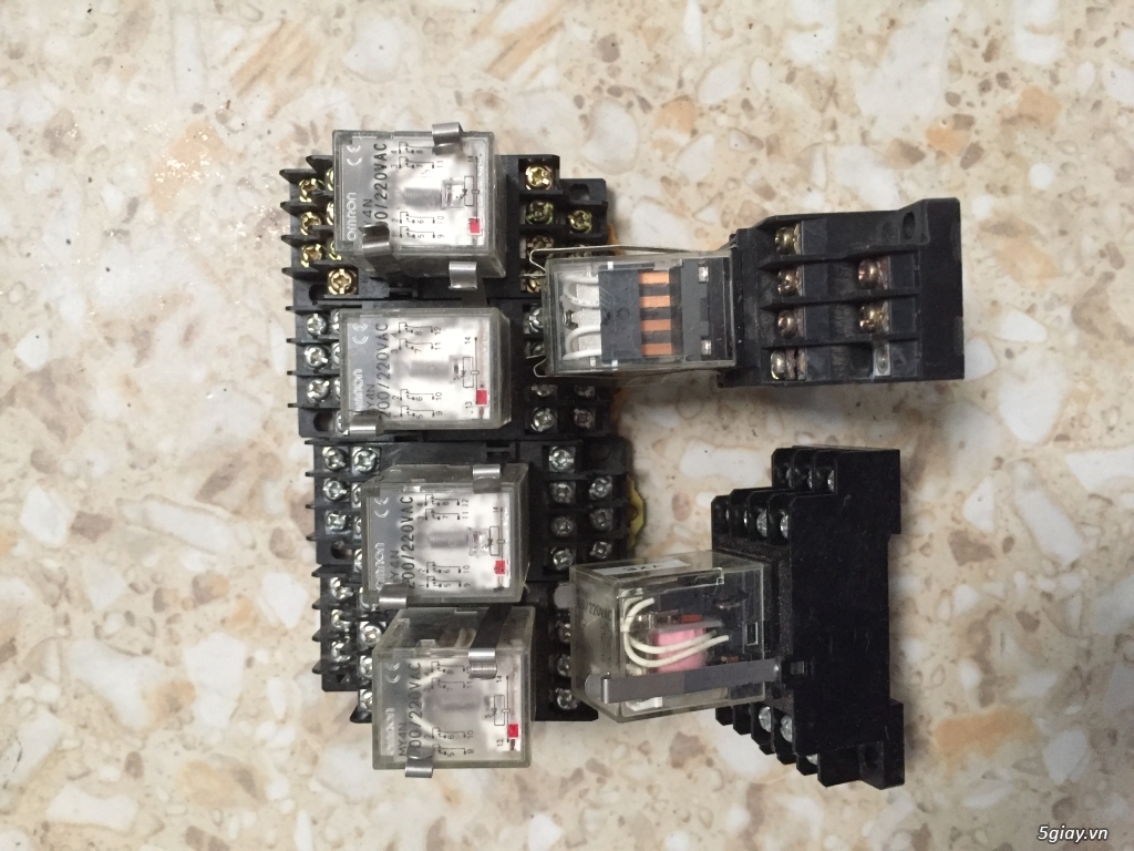 Cần bán relay 220V AC. Hàng nhật Omron - 1