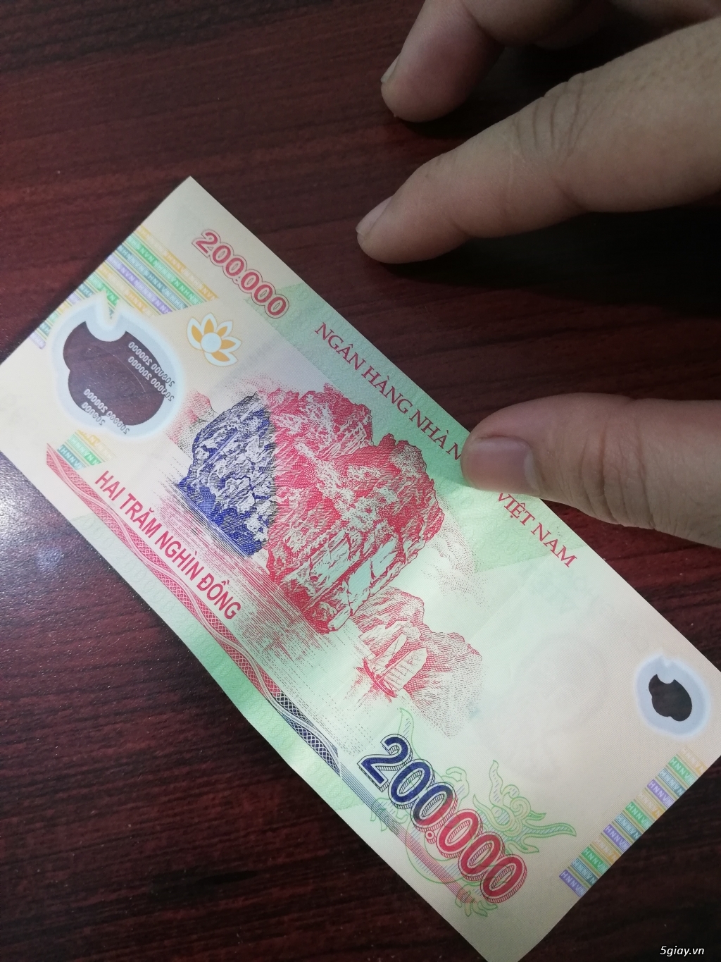 Tờ tiền 200k seri 99999: “Đây có lẽ là tờ tiền 200k seri 99999 đang được săn đón nhiều nhất hiện nay. Hãy đến với hình ảnh này để chiêm ngưỡng vẻ đẹp độc đáo của tờ tiền này và tìm hiểu về ý nghĩa đặc biệt của seri 99999 trên đồng tiền Việt Nam.”