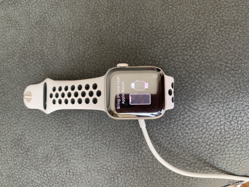 APPLE WATCH SERIES 4 nike + 40mm silver LTE mới 99,9% . - 3