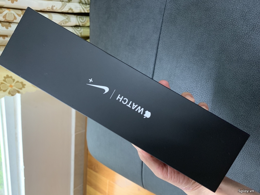 APPLE WATCH SERIES 4 nike + 40mm silver LTE mới 99,9% .