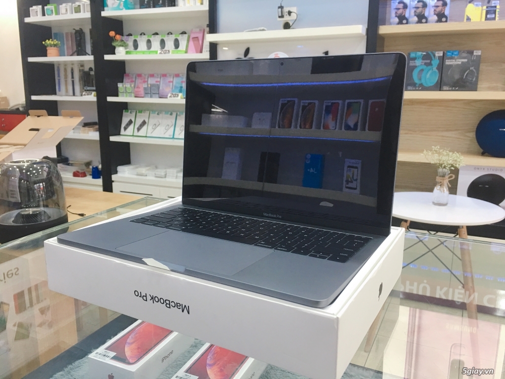 Macbook pro (2016) 256gb gray 13in two thunderbotl 3 ports - 1