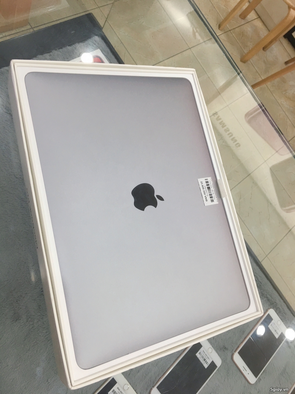 Macbook pro (2016) 256gb gray 13in two thunderbotl 3 ports
