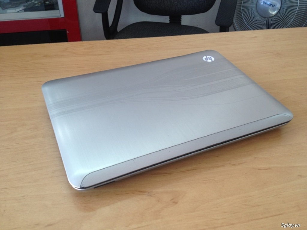 Laptop HP CORE I7 8 GB màu trắng siêu mỏng