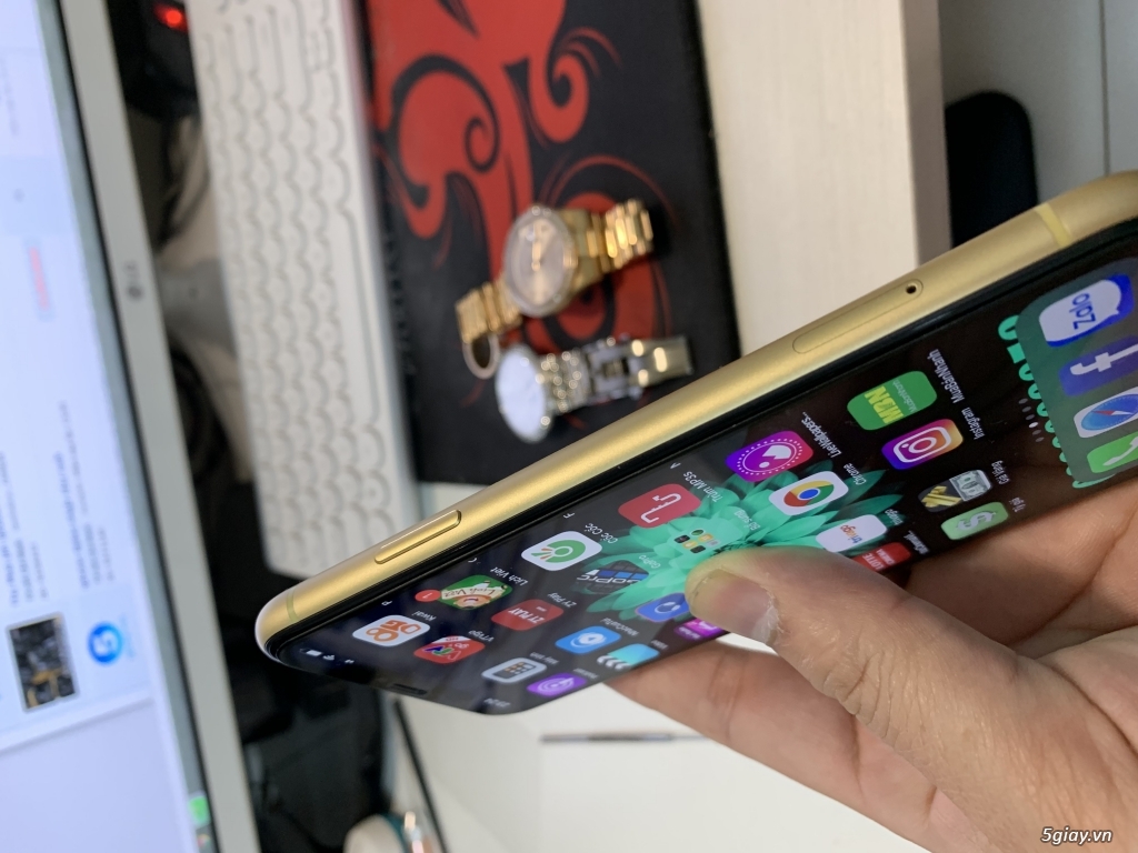 E bán IP XR 128G vàng 99% - 6
