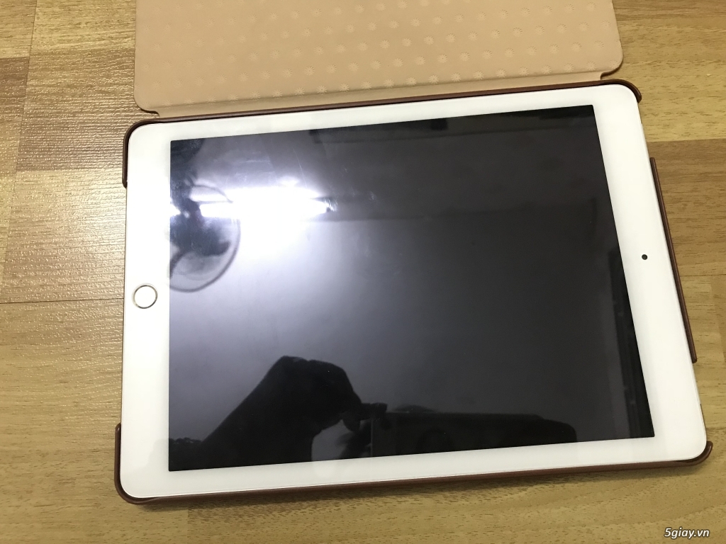 Cần bán ipad air 2 màu Gold, có 4G. Ngoại hình 99%. Giá rẻ 4tr100k.