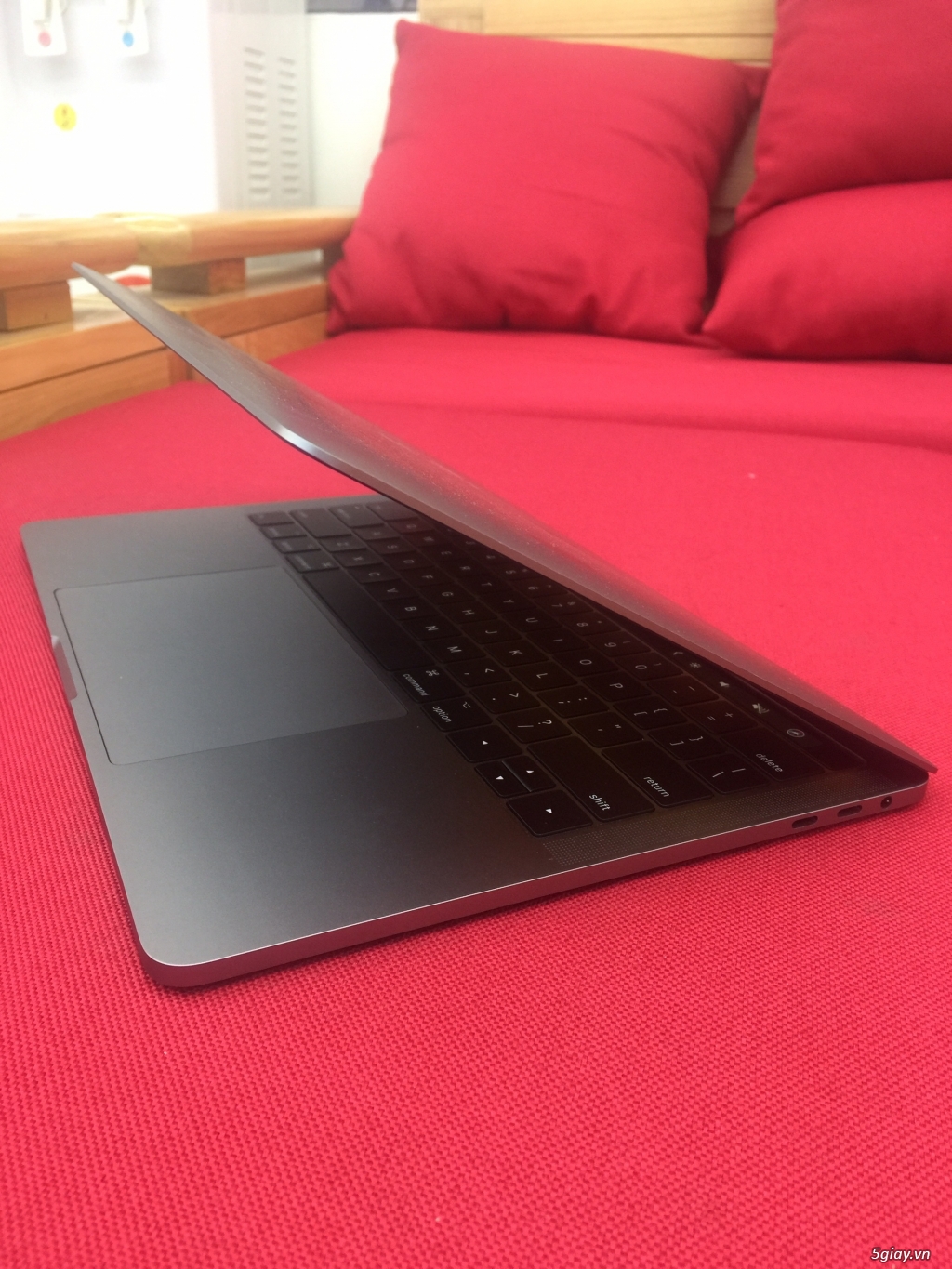 Macbook pro MLH12 touchbar core i5,ram 8,ssd 256 - 3