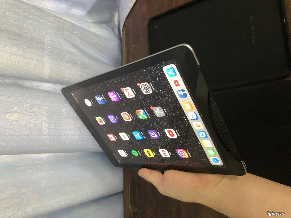 iPad 4G gen 6 (2018) 32GB like new - 1