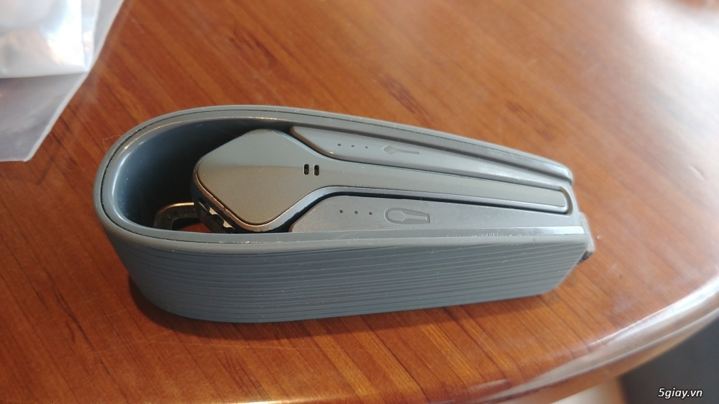 Plantronics Voyager Edge + Hộp Sạc dự phòng refurbished - 1