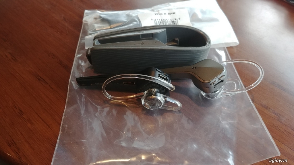 Plantronics Voyager Edge + Hộp Sạc dự phòng refurbished