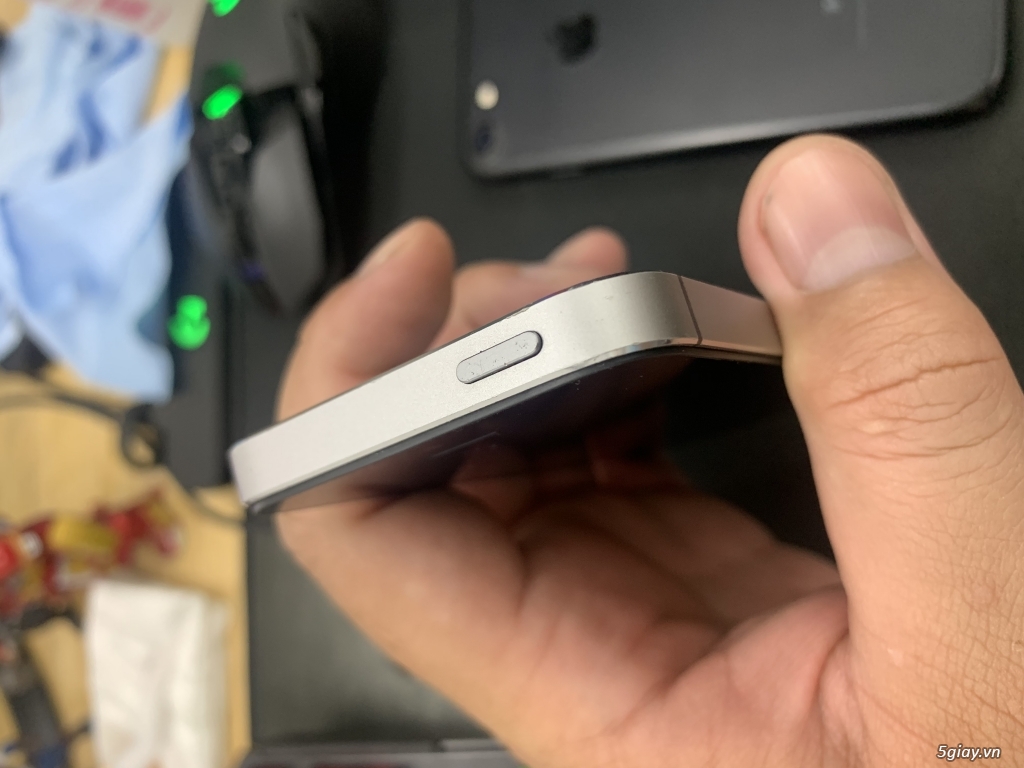 2 em iphone 5s 16gb và 7 128gb màu đen giá bay nhanh - 1