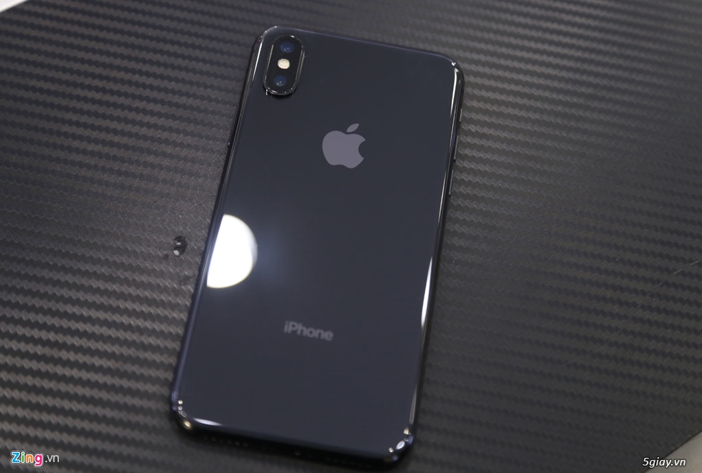 Với iPhone X màu đen, bạn sẽ có một chiếc điện thoại đẹp mắt và quý phái. Màu đen luôn là sự lựa chọn hoàn hảo cho những người yêu thích phong cách đơn giản và sang trọng. Hãy xem hình ảnh để hiểu thêm về vẻ đẹp tuyệt vời của iPhone X màu đen.