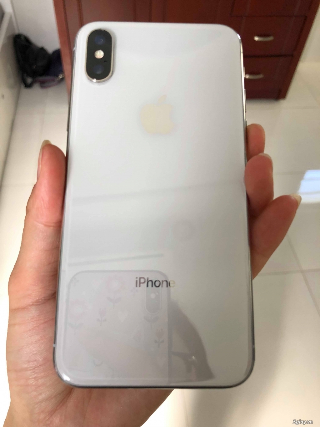 Đặc biệt, chiếc iPhone X 64GB màu trắng đang được xả bán với mức giá hấp dẫn nhất từ trước đến nay. Hãy xem đến hình ảnh chi tiết của sản phẩm để biết thêm về điều này và đừng bỏ lỡ cơ hội sở hữu một chiếc iPhone X với giá cực rẻ.