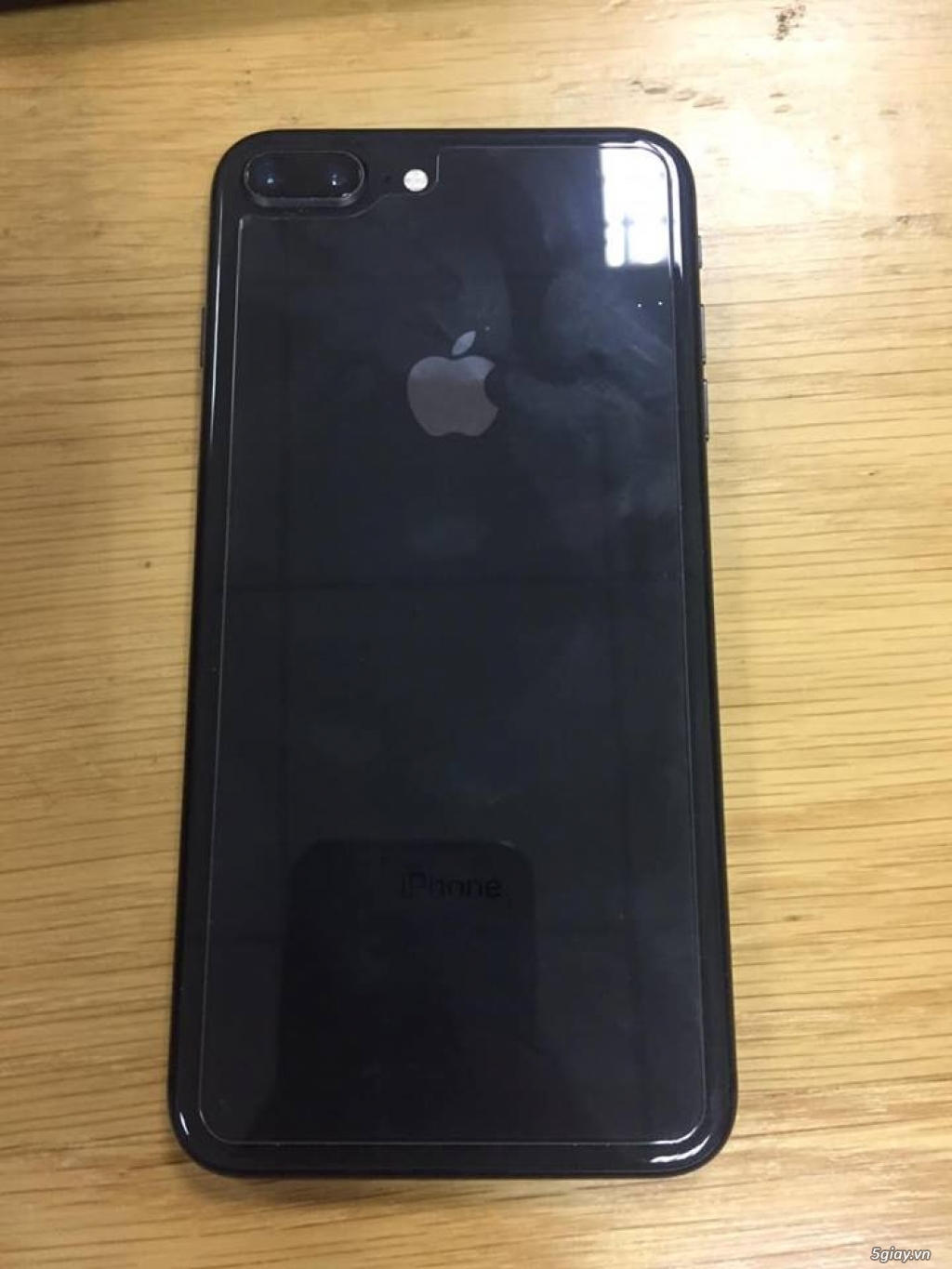 iPhone 8 Plus màu đen: Chiếc iPhone 8 Plus màu đen vô cùng sang trọng và đẳng cấp. Hãy xem thử hình ảnh để thấy rõ vẻ đẹp của sản phẩm này.