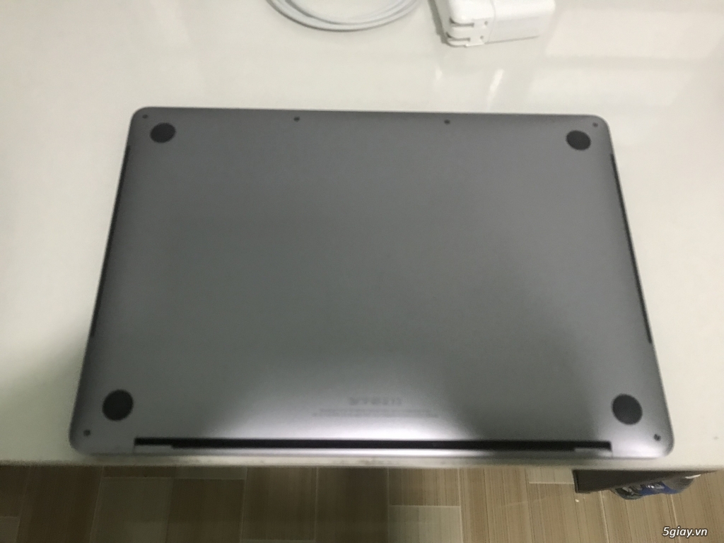 Can ban MacBook Pro 2018 Touch Bar 256