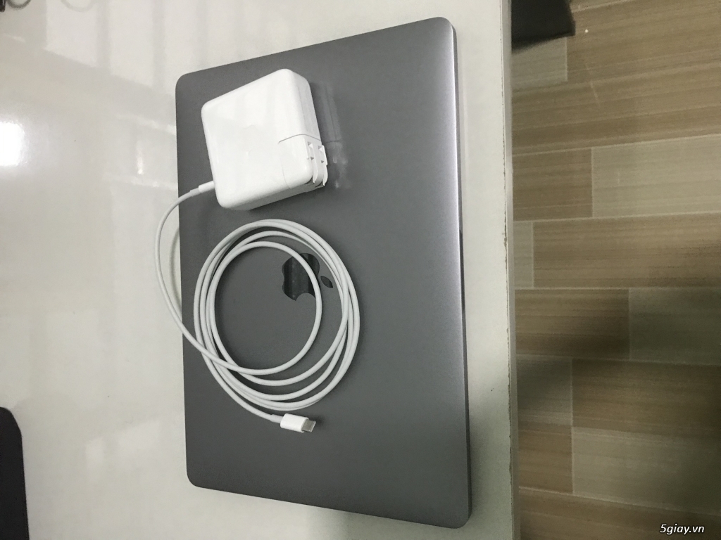 Can ban MacBook Pro 2018 Touch Bar 256 - 1