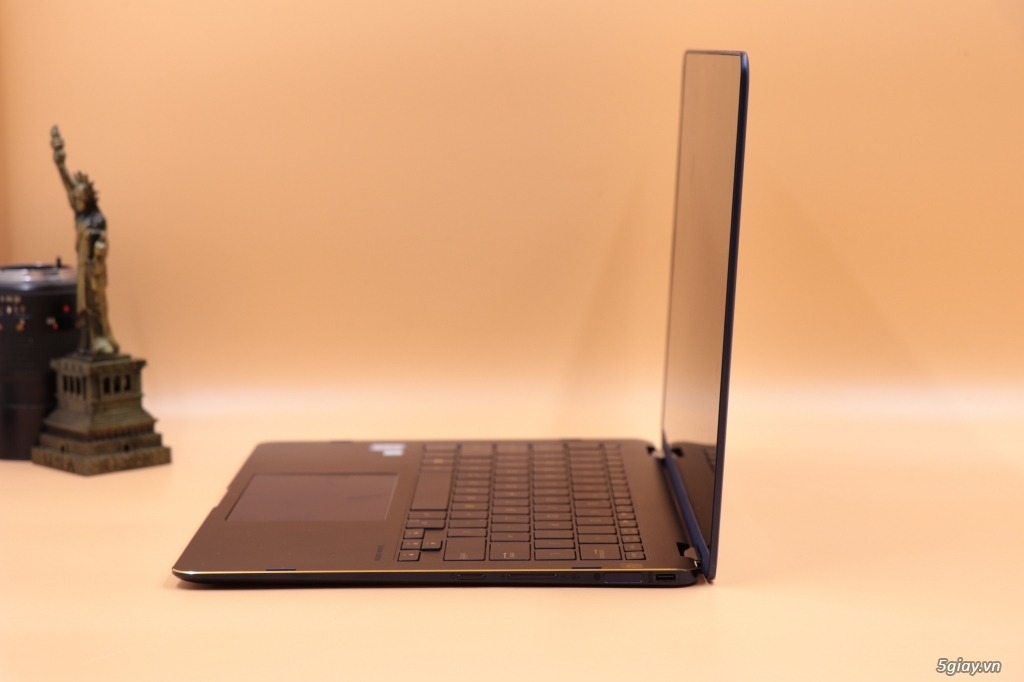 Laptop Asus UX370U - Siêu mỏng, siêu nhẹ - 1