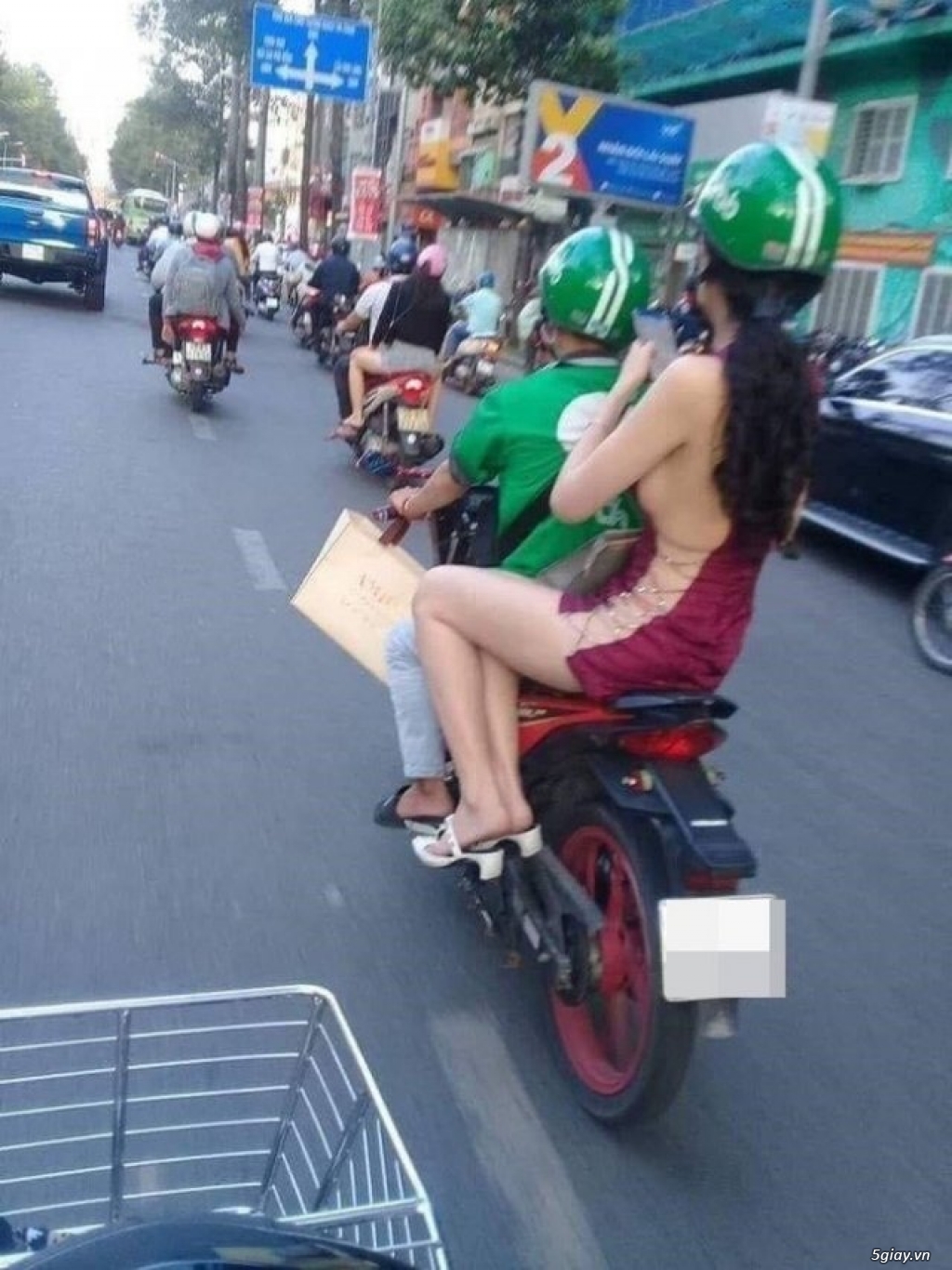 Chị ơi ! Đừng chạy.