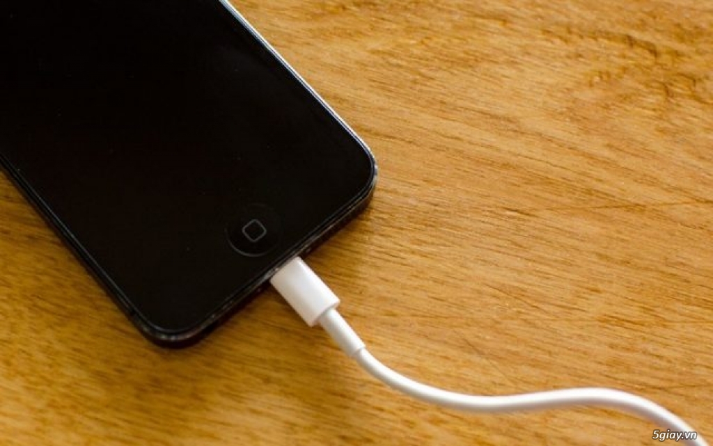 THAY PIN IPHONE 5/ 5s  LẤY LIỀN