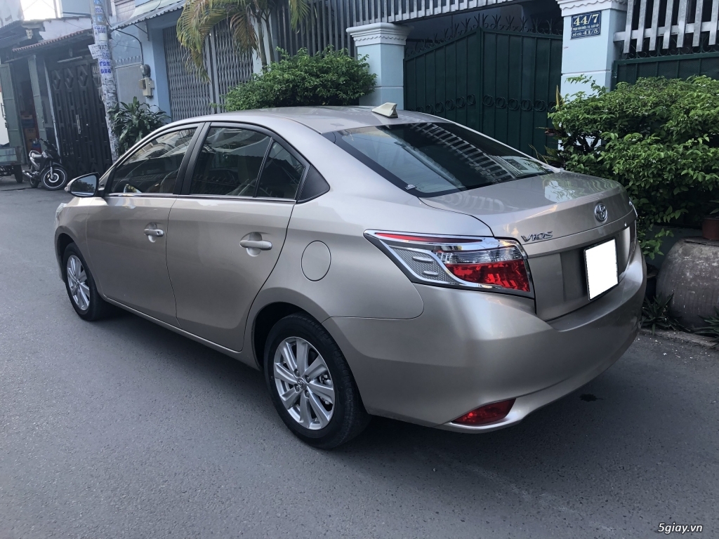 Cần bán Toyota Vios E 2017 số sàn màu nâu vàng, biển số tp - 12