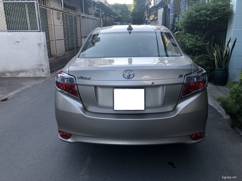Cần bán Toyota Vios E 2017 số sàn màu nâu vàng, biển số tp - 4