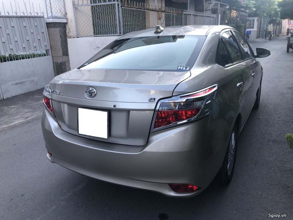 Cần bán Toyota Vios E 2017 số sàn màu nâu vàng, biển số tp - 3