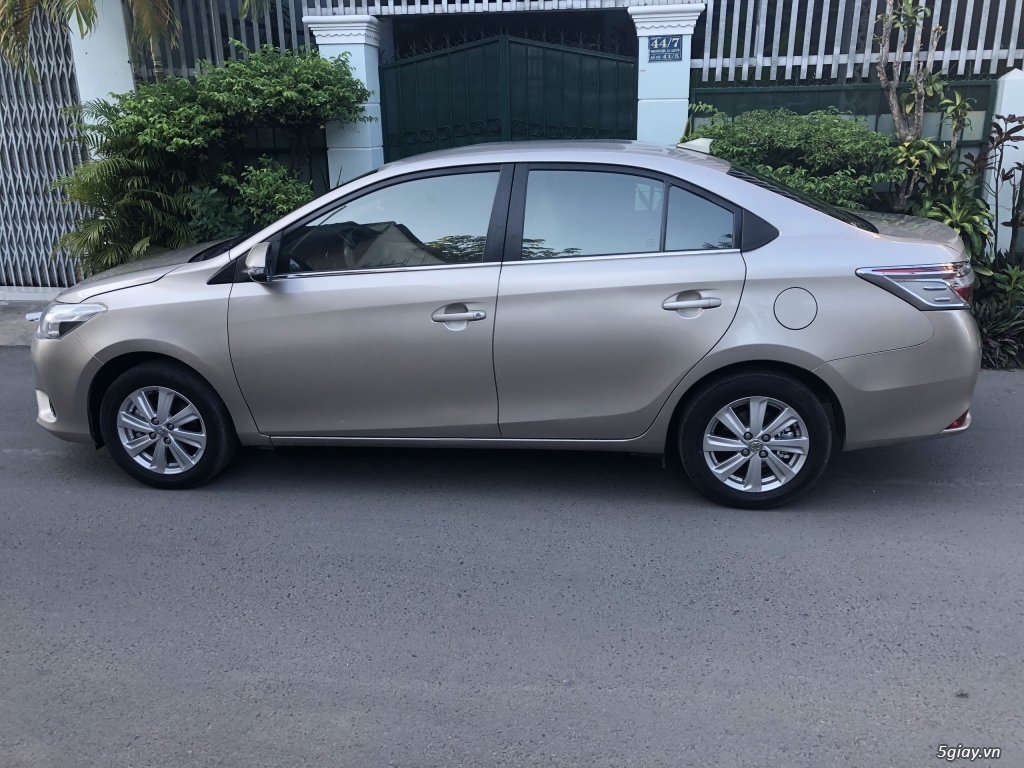 Cần bán Toyota Vios E 2017 số sàn màu nâu vàng, biển số tp