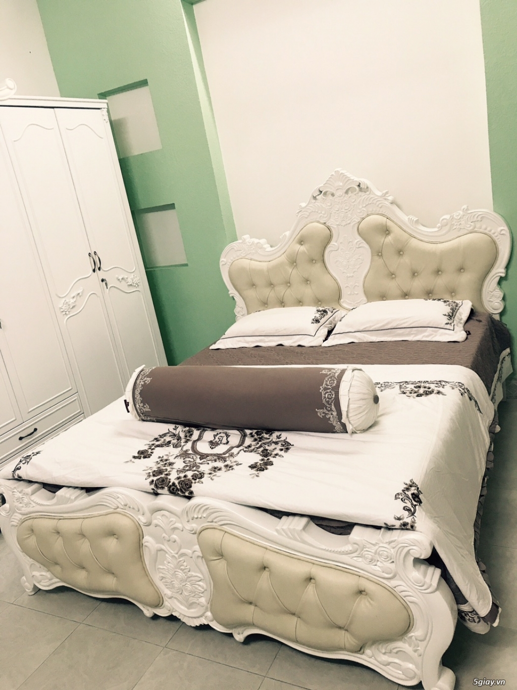 Giường ngủ tân cổ điển đẹp sẽ mang đến cho căn phòng của bạn một không gian đầy cảm hứng và thú vị. Với sự phối hợp tinh tế giữa các chất liệu như gỗ, kim loại, nệm và vải, giường ngủ tân cổ điển đẹp tạo nên một trong những thiết kế thanh lịch và độc đáo. Với nhiều lựa chọn về kích thước, kiểu dáng và màu sắc, bạn sẽ không còn phải lo lắng về việc tìm kiếm một chiếc giường phù hợp cho phòng ngủ của mình. Hãy xem hình ảnh để tìm ra sản phẩm đẹp nhất cho căn phòng của bạn.
