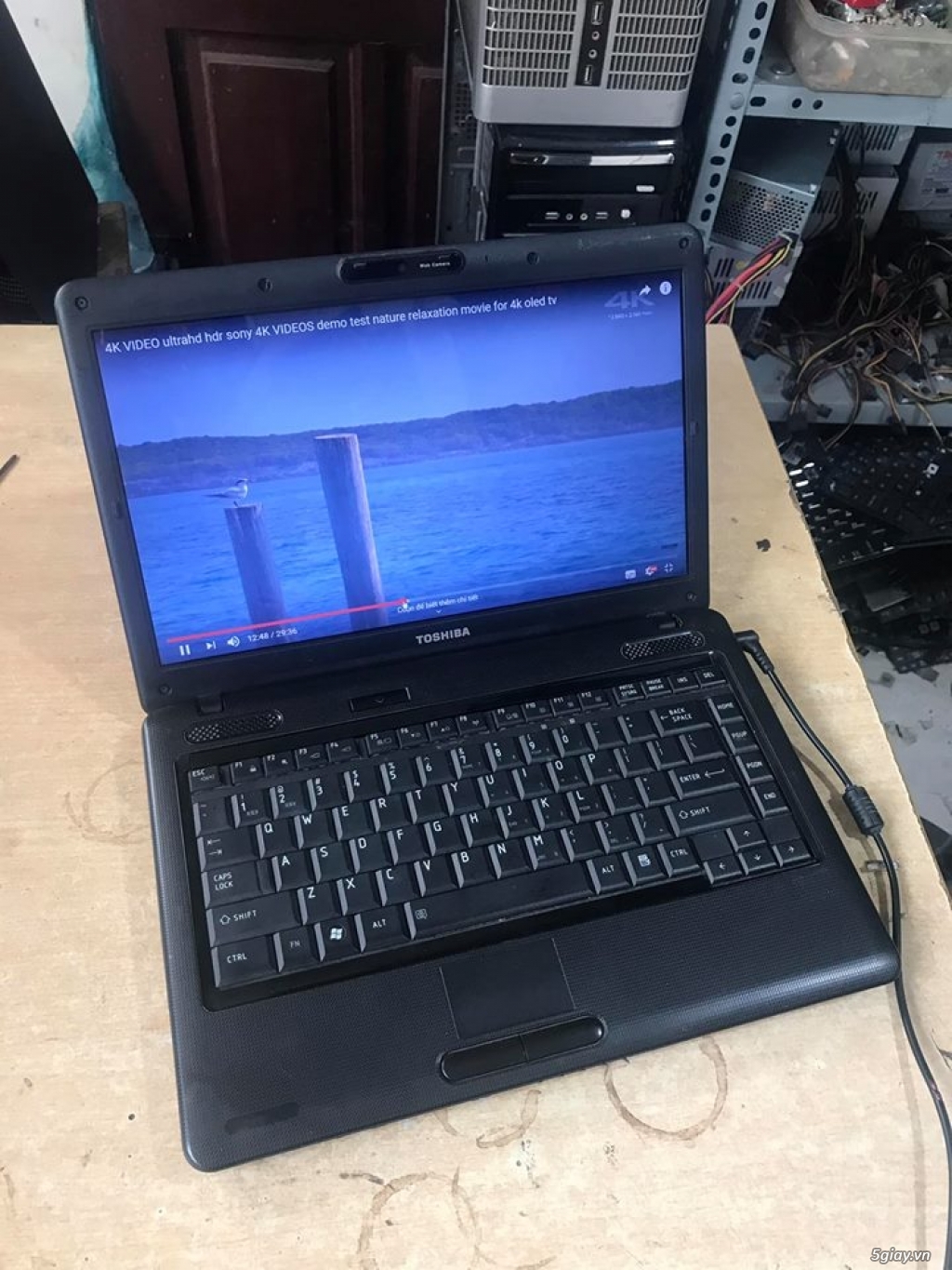 Bán laptop màu đen - 1