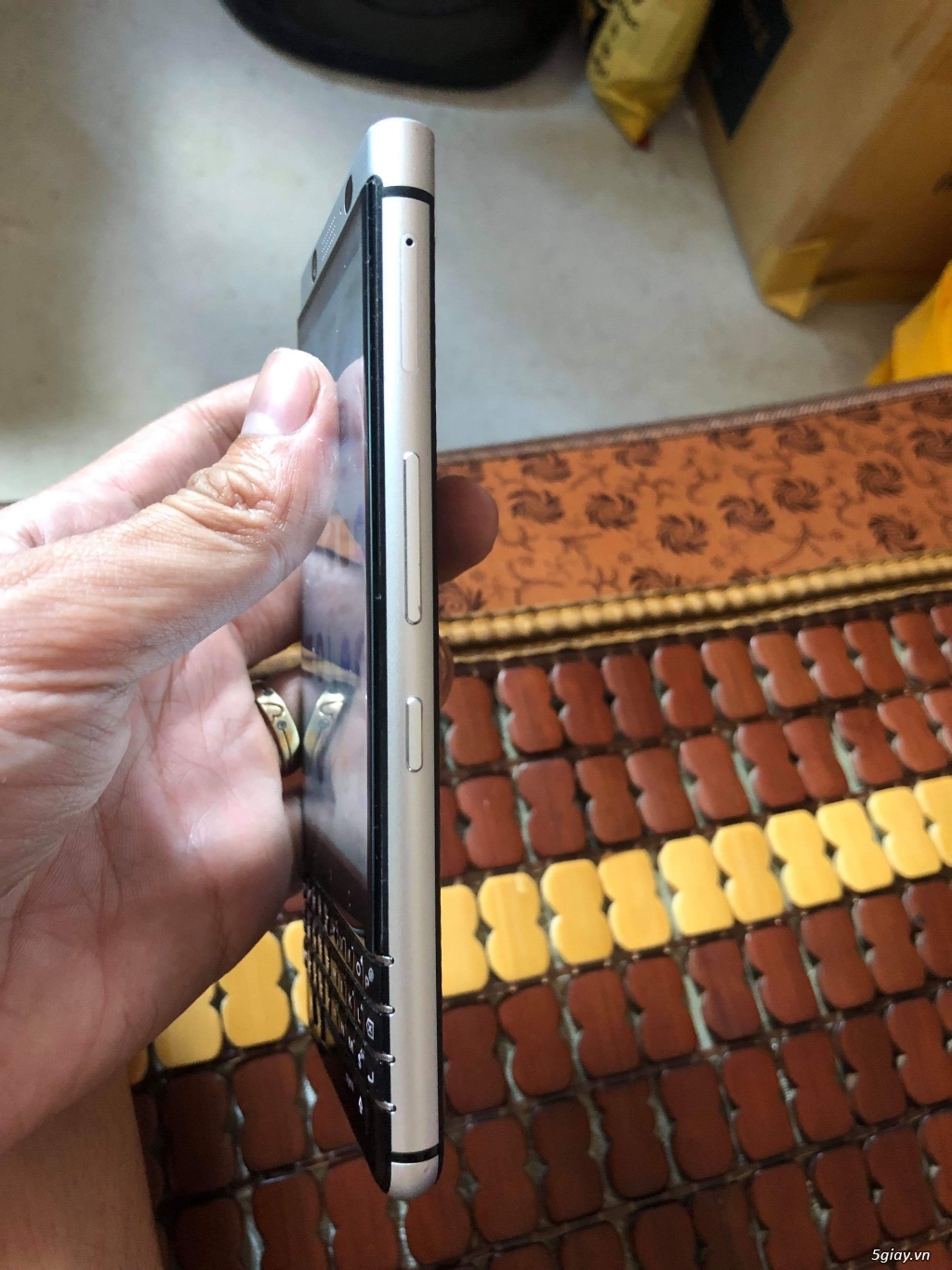 Cần bán blackberry Key 1 quốc tế silver mới 99% - 3