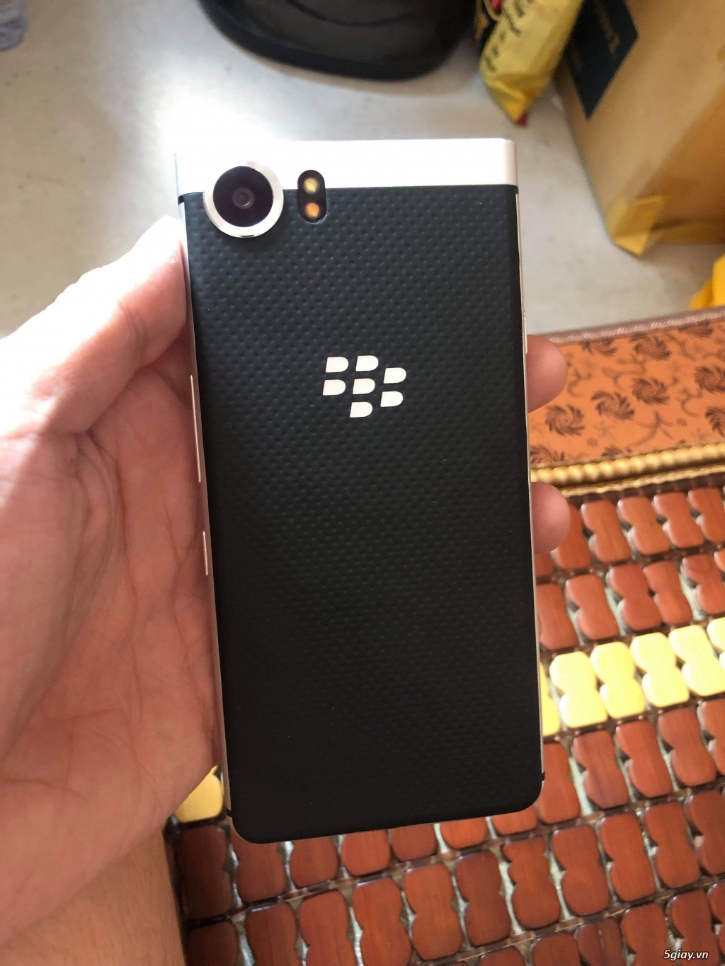 Cần bán blackberry Key 1 quốc tế silver mới 99%