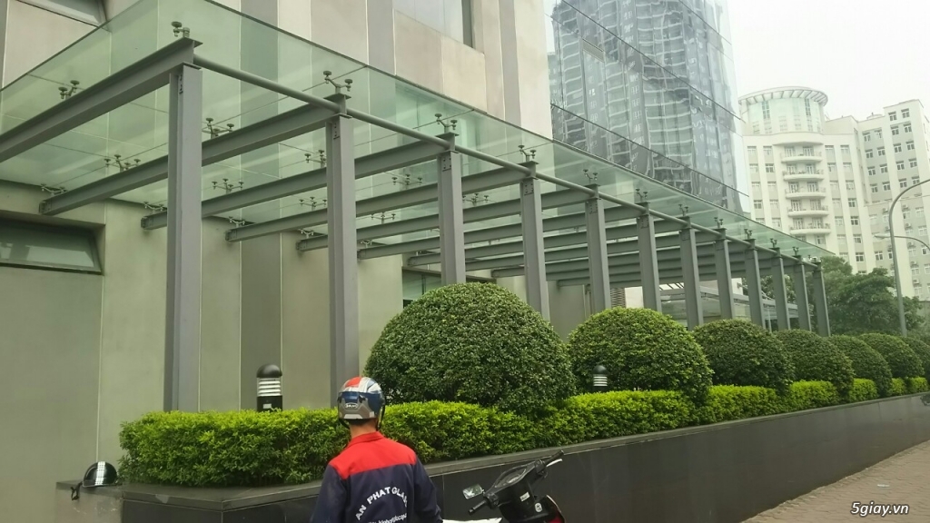 Thi Công Mái Kính Cường Lực Đẹp Giá Rẻ