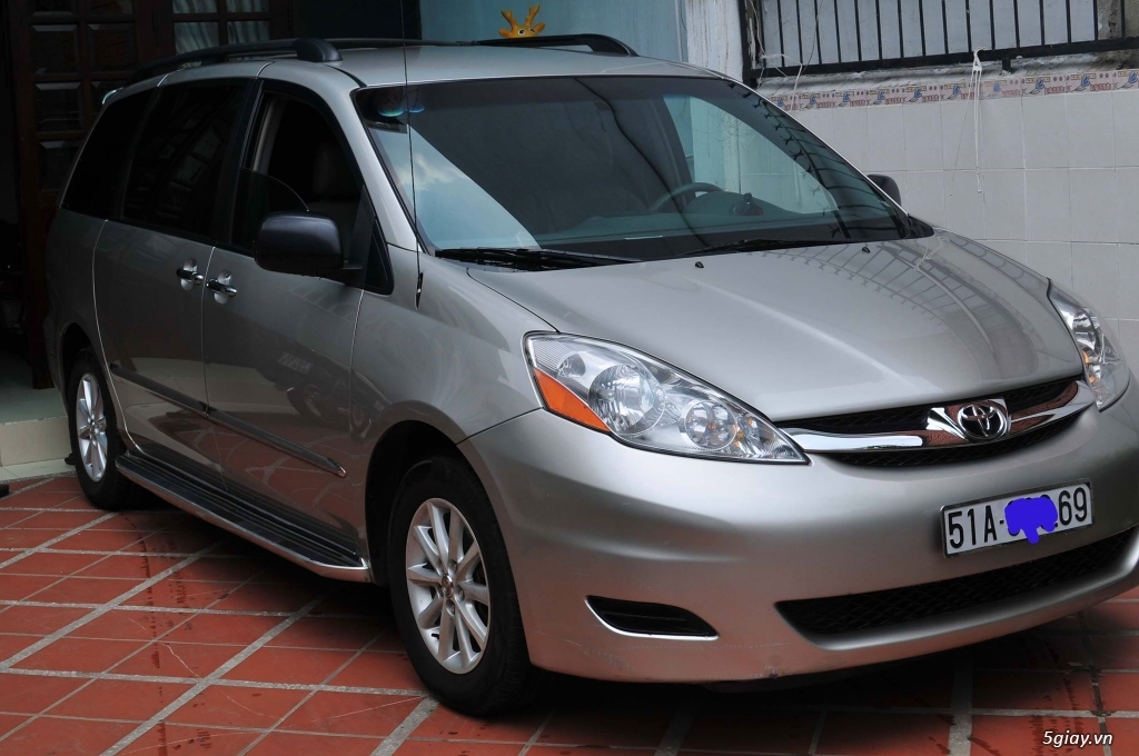 Cần bán xe Toyota Sienna LE đời 2008 biển số 9 nút