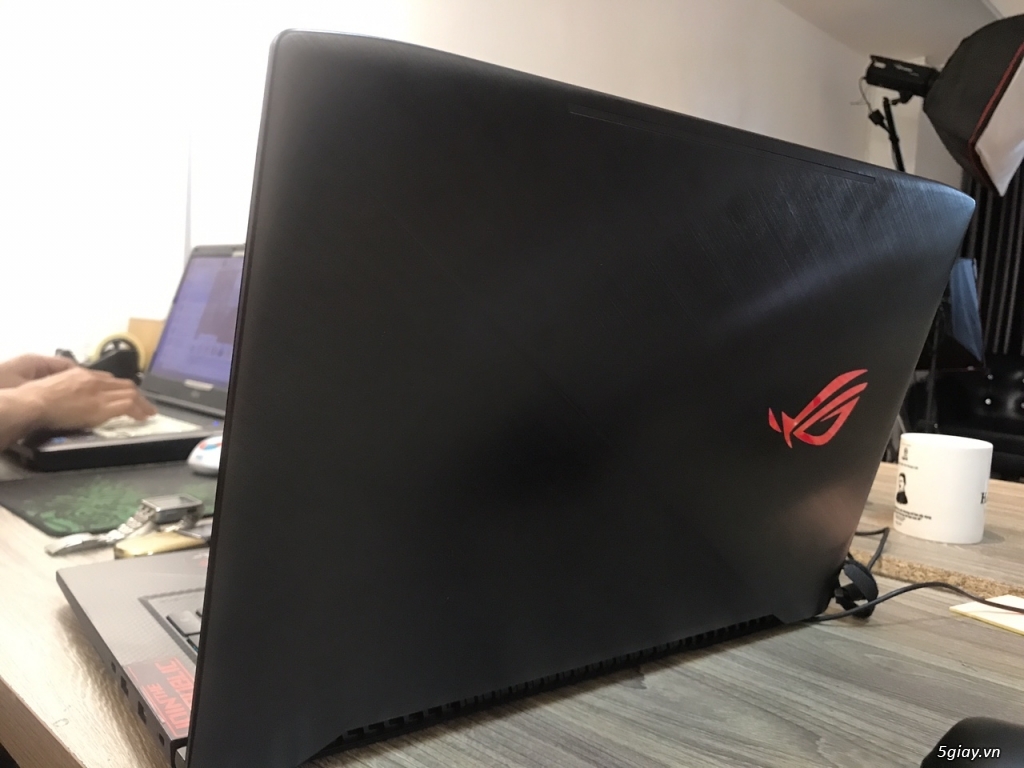 Laptop Gaming Asus ROG Strix i7-8750H/Win10 (17.3 inch) vỏ nhôm