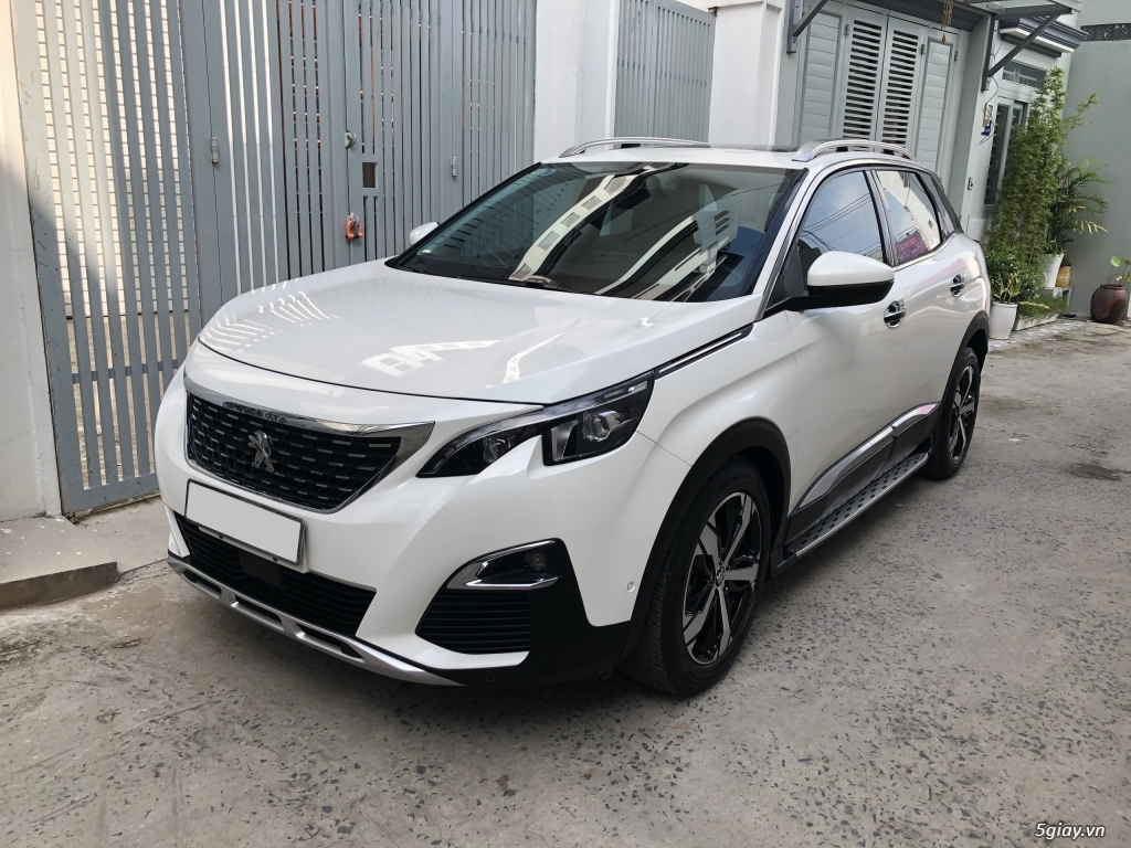 Cần bán xe Peugeot 3008 model 2018 màu trắng, biển tp