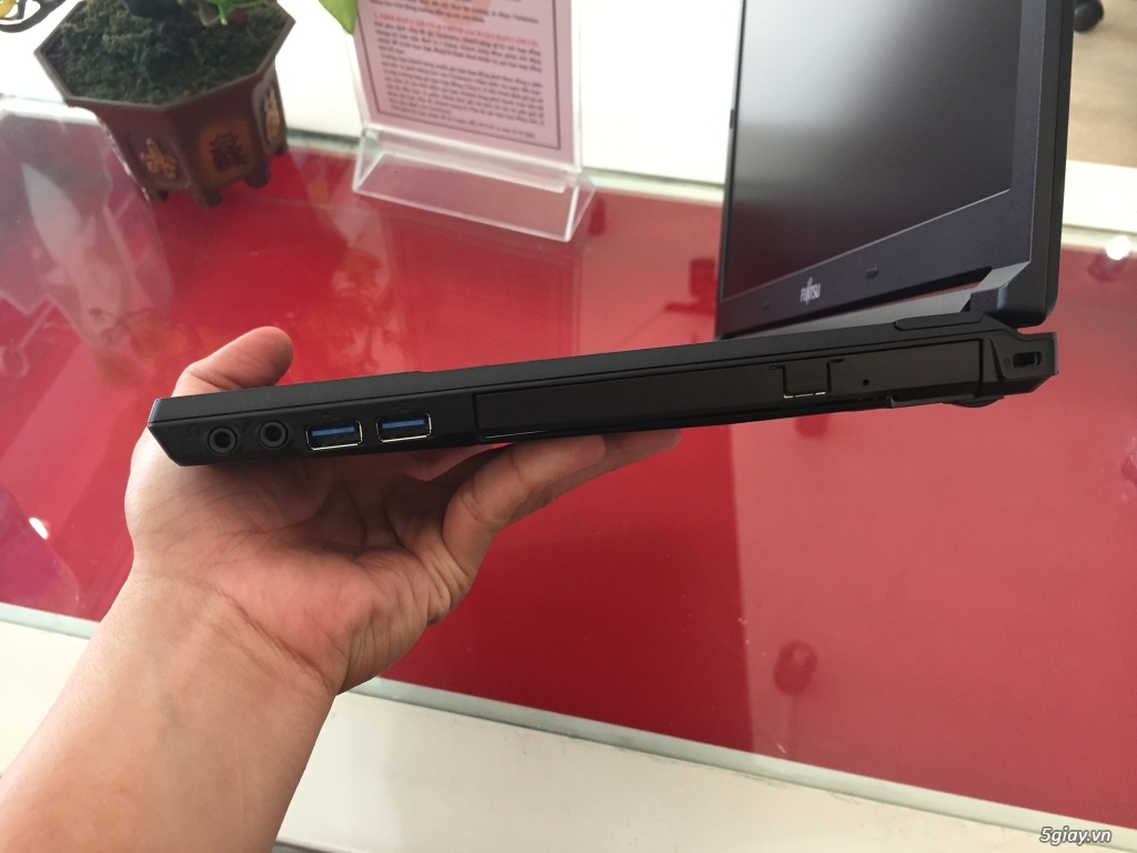 Cần bán Laptop FUJITSU LIFEBOOK E547 - 5