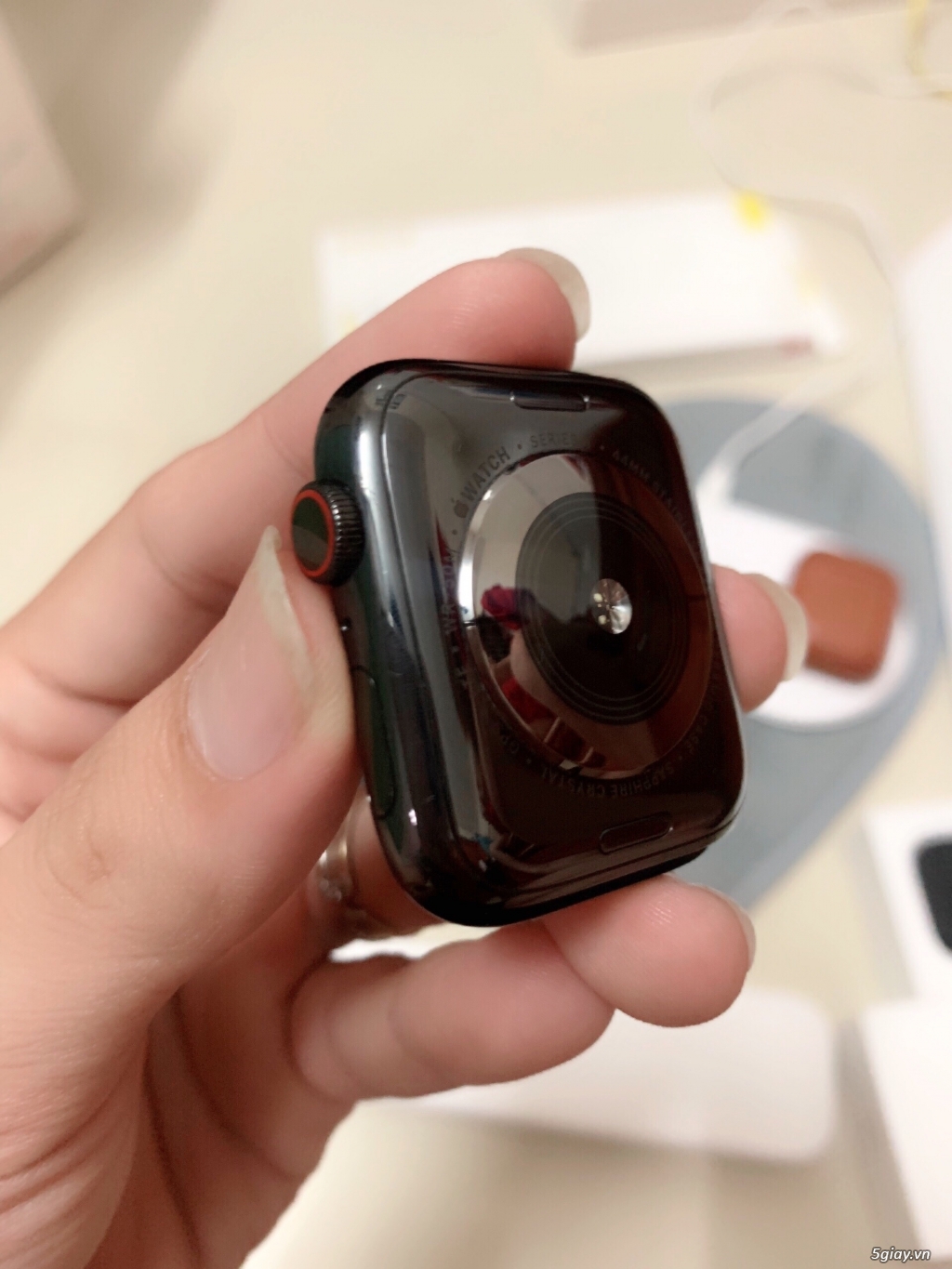 Cần bán Apple Watch SR4 thép đen 44mm full box có bill mua hàng - 2