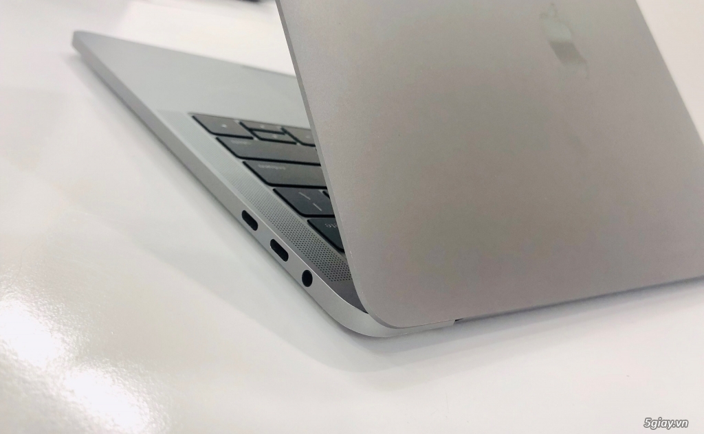 Macbook Pro MPXV2 (2017) - Touch Bar - Gray - Đẹp likenew