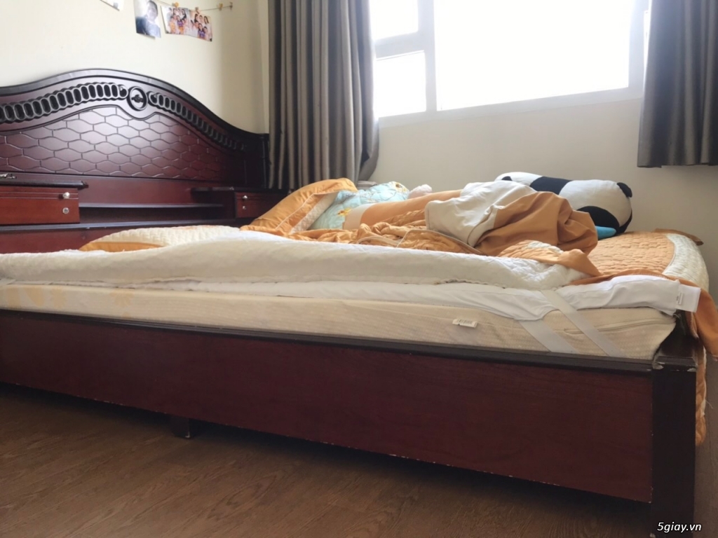Cần bán: giường gỗ và nệm 1m8x2m