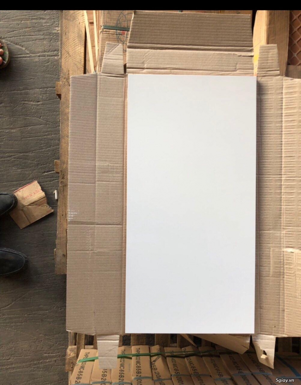 Gạch lót nền 40x40, 50x50 loại 1 giá chỉ 110.000đ tại KHO quận 9