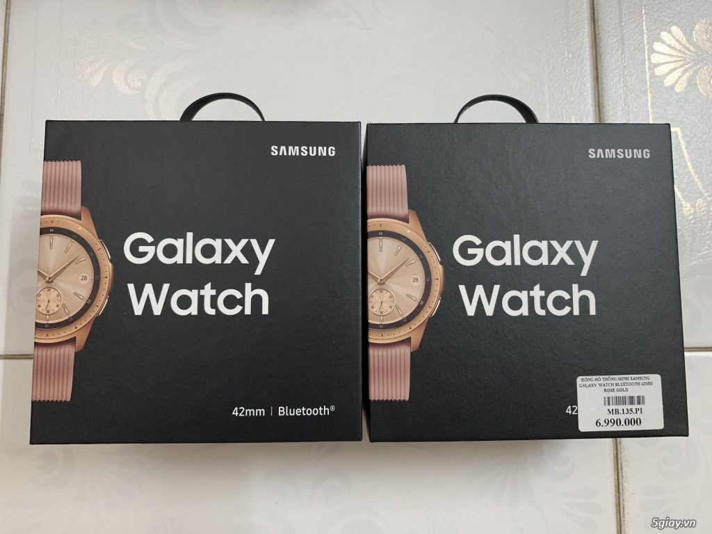 Bán Galaxy Watch 42mm, sạc đôi không dây, clearview cover, loa UE... - 1