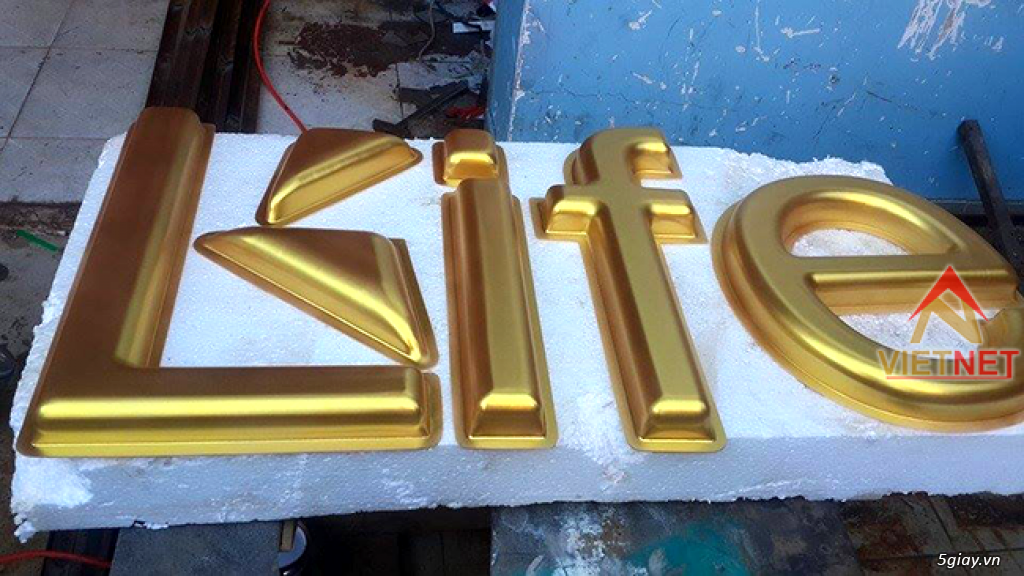 Đơn vị chuyên gia công chữ mica hút nổi chuyên nghiệp - 4