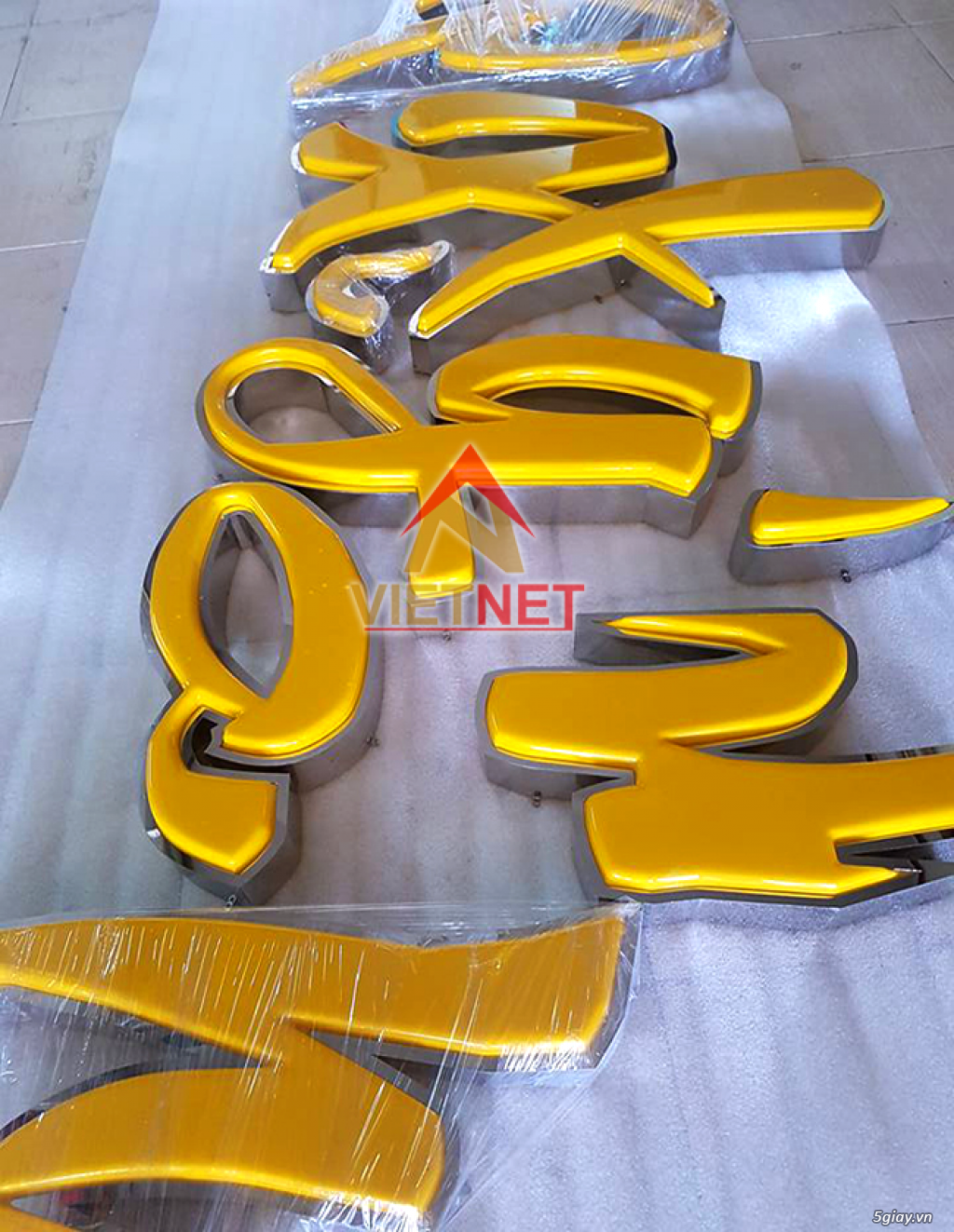 Đơn vị chuyên gia công chữ mica hút nổi chuyên nghiệp - 3