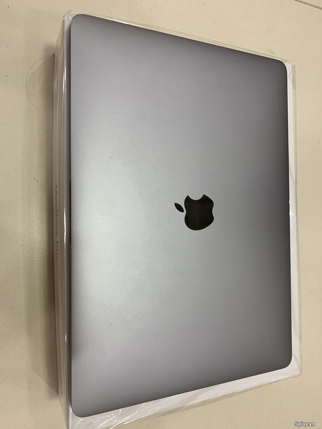 Macbook Pro Touch 2018 13 inch Gray i5 2.3/8GB/256GB (99% Future Word) - 1