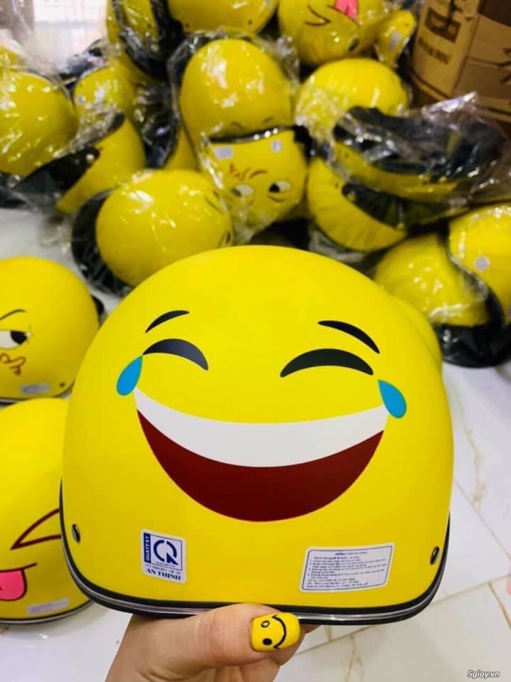 Nón bảo hiểm màu vàng hình icon mặt cười các loại - 3